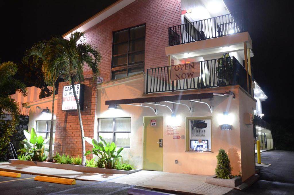 Carl's El Padre Motel by night